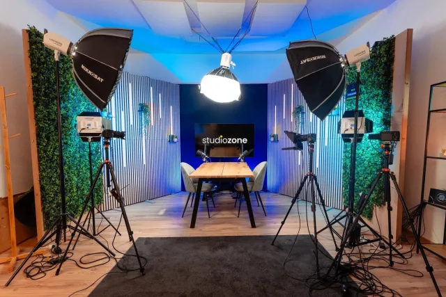 A Zóne podcast stúdió üres tere softbox lámpákkal, kamerákkal és StudioZone logóval
