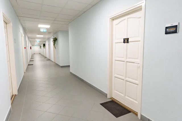 A StudioZone bejárata: újpesti irodaház világos folyosója a stúdió ajtajával