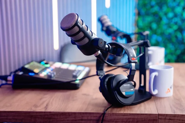 Rode podcast mikrofon fejhallgatóval és Rodecaster keverővel a Zóne stúdió asztalán