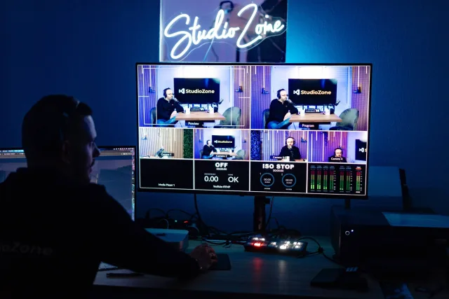 Rendezői pult a StudioZone-ban: operátor a többkamerás élő kép monitoránál