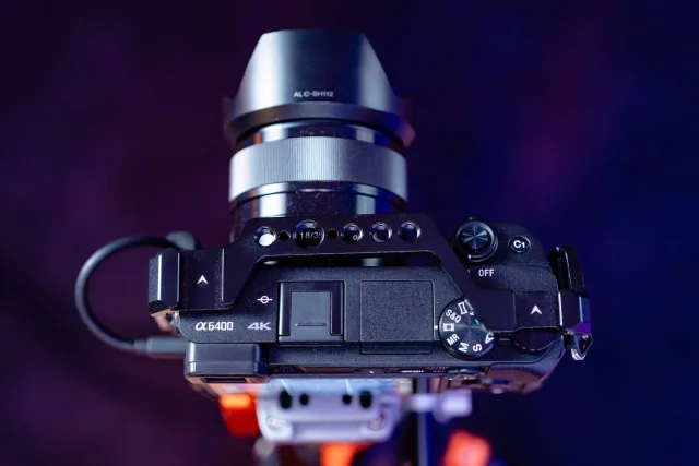 Sony A6400 4K kamera felülnézeti közelije a videó stúdió rögzítőállványán