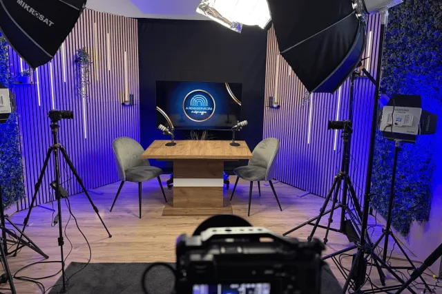 Felvételre kész Zóne stúdió asztallal, székekkel, kijelzővel, softboxokkal és kamerákkal