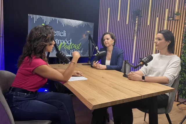 Három résztvevős életmód-podcast felvétele a stúdió asztalánál, mikrofonokkal
